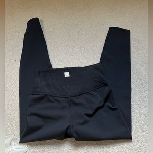 Vuori Rib black studio leggings in perfect condition SO soft and smooth